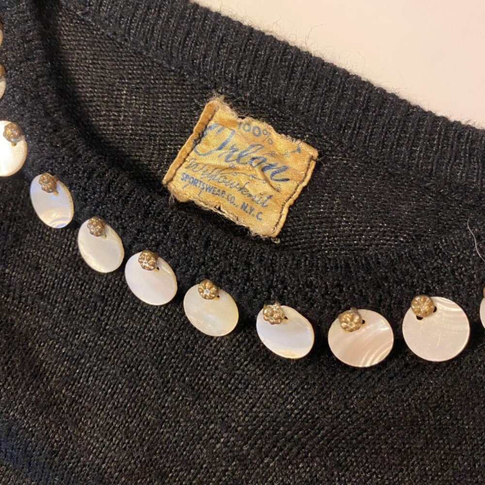 1940s Black short Sleeve sweater with Mother of Pearl embellishment at neckline - Picture 4 of 4